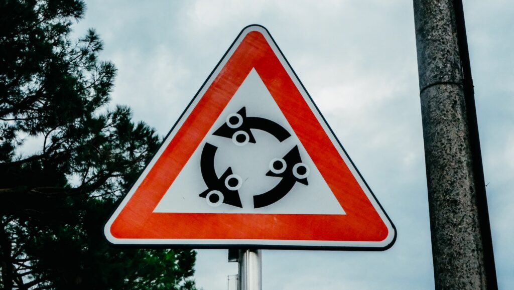 A sign for a roundabout, indirect communication
